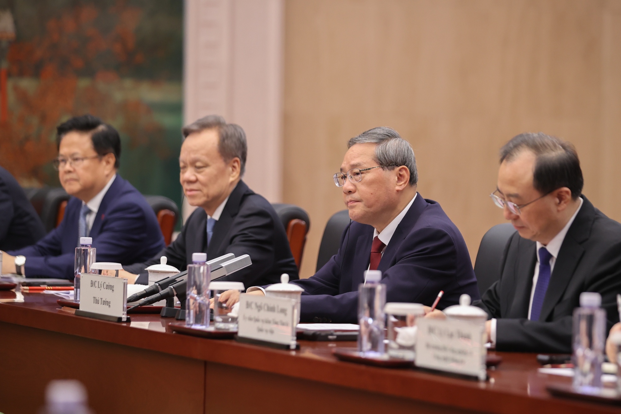 Thủ tướng Lý Cường khẳng định Trung Quốc sẵn sàng mở rộng nhập khẩu nhiều sản phẩm, hàng hóa chất lượng cao từ Việt Nam, khuyến khích các doanh nghiệp có năng lực đầu tư vào Việt Nam trong các lĩnh vực AI, kinh tế số, kinh tế xanh, 5G thế hệ mới, ứng dụng