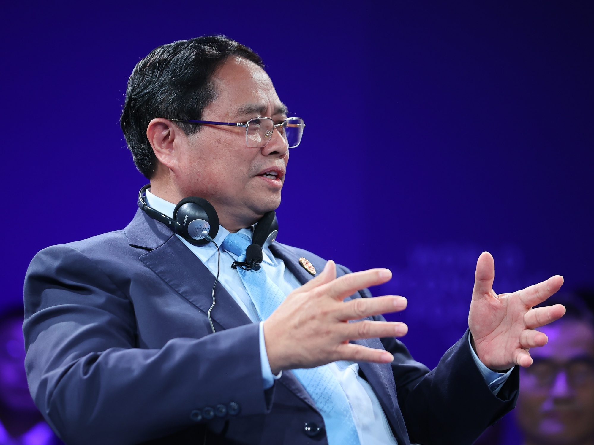 Thủ tướng chia sẻ, Việt Nam vẫn đặt mục tiêu tăng trưởng từ 8% trong năm 2025 và hai con số trong những năm tới. Thủ tướng khẳng định điều này đòi hỏi nỗ lực rất lớn và cũng là thách thức trong bối cảnh hiện nay, nhưng Việt Nam có các cơ sở, nền tảng để t