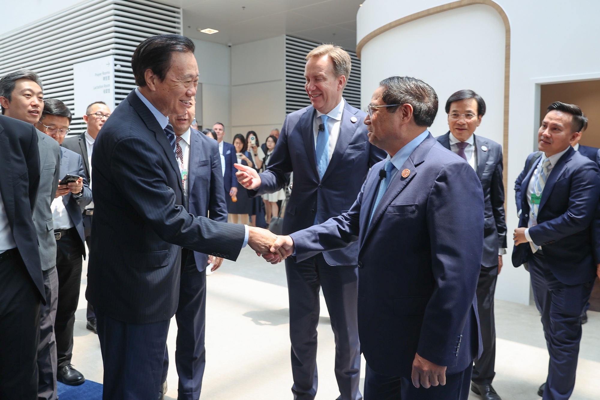 Các đại biểu chúc mừng Thủ tướng sau phiên đối thoại - Ảnh: VGP/Nhật Bắc