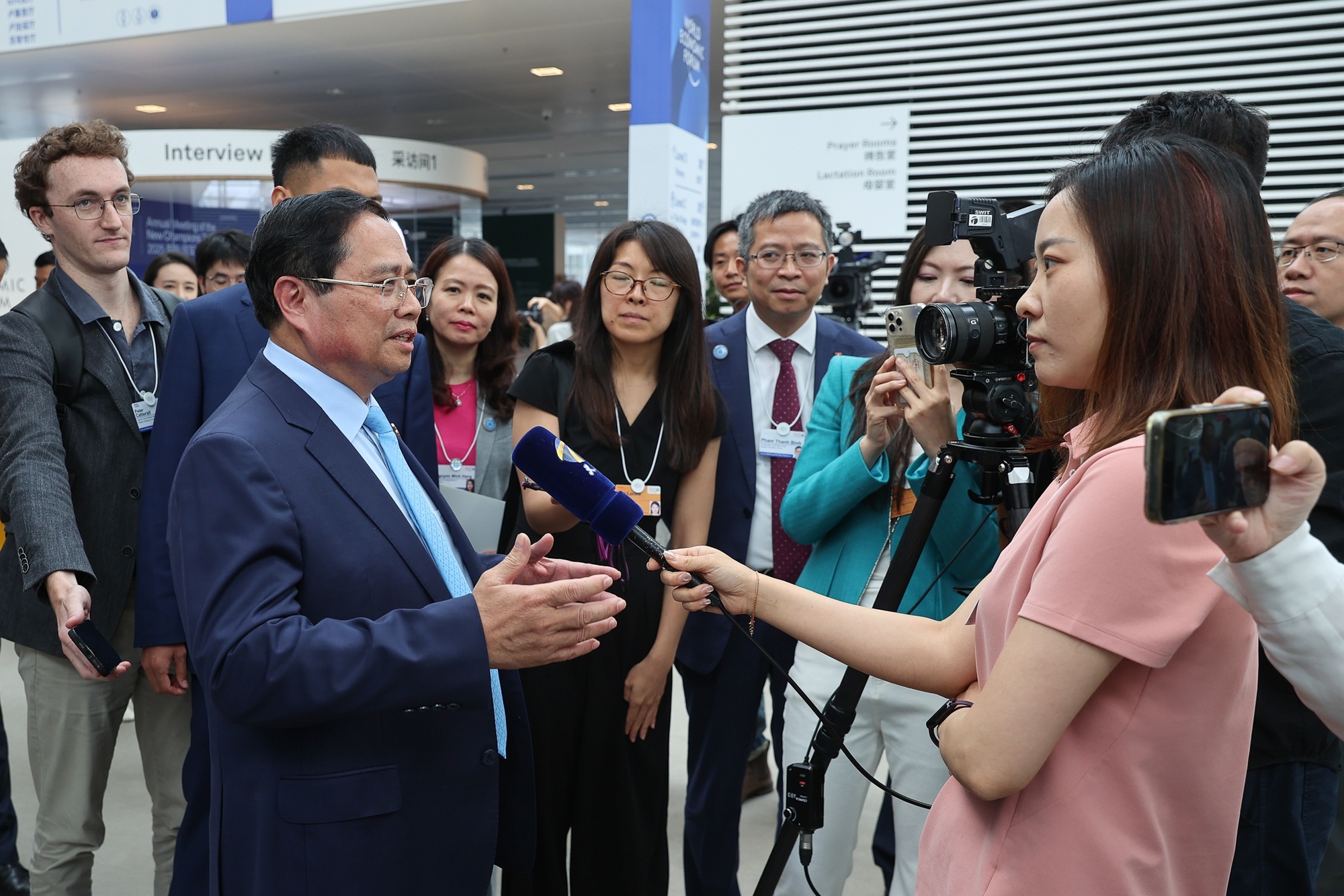 Thủ tướng trả lời phỏng vấn phóng viên quốc tế sau phiên đối thoại - Ảnh: VGP/Nhật Bắc