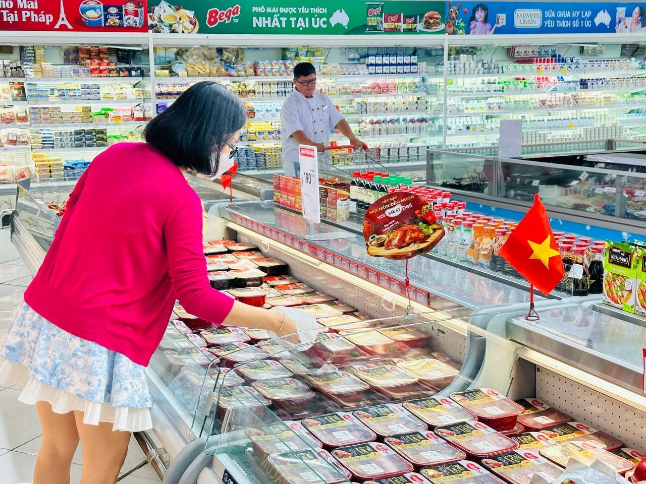 Khách hàng mua sắm mặt hàng thịt sạch MEATDeli Khách hàng mua sắm mặt hàng thịt sạch MEATDeli