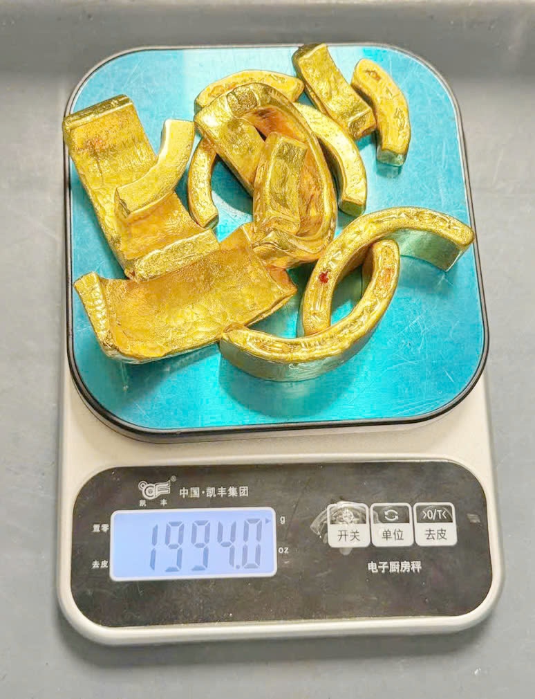 Bắt giữ đối tượng vận chuyển gần 2kg nghi là vàng, trị giá khoảng hơn 5,5 tỷ đồng Bắt giữ đối tượng vận chuyển gần 2kg nghi là vàng, trị giá khoảng hơn 5,5 tỷ đồng