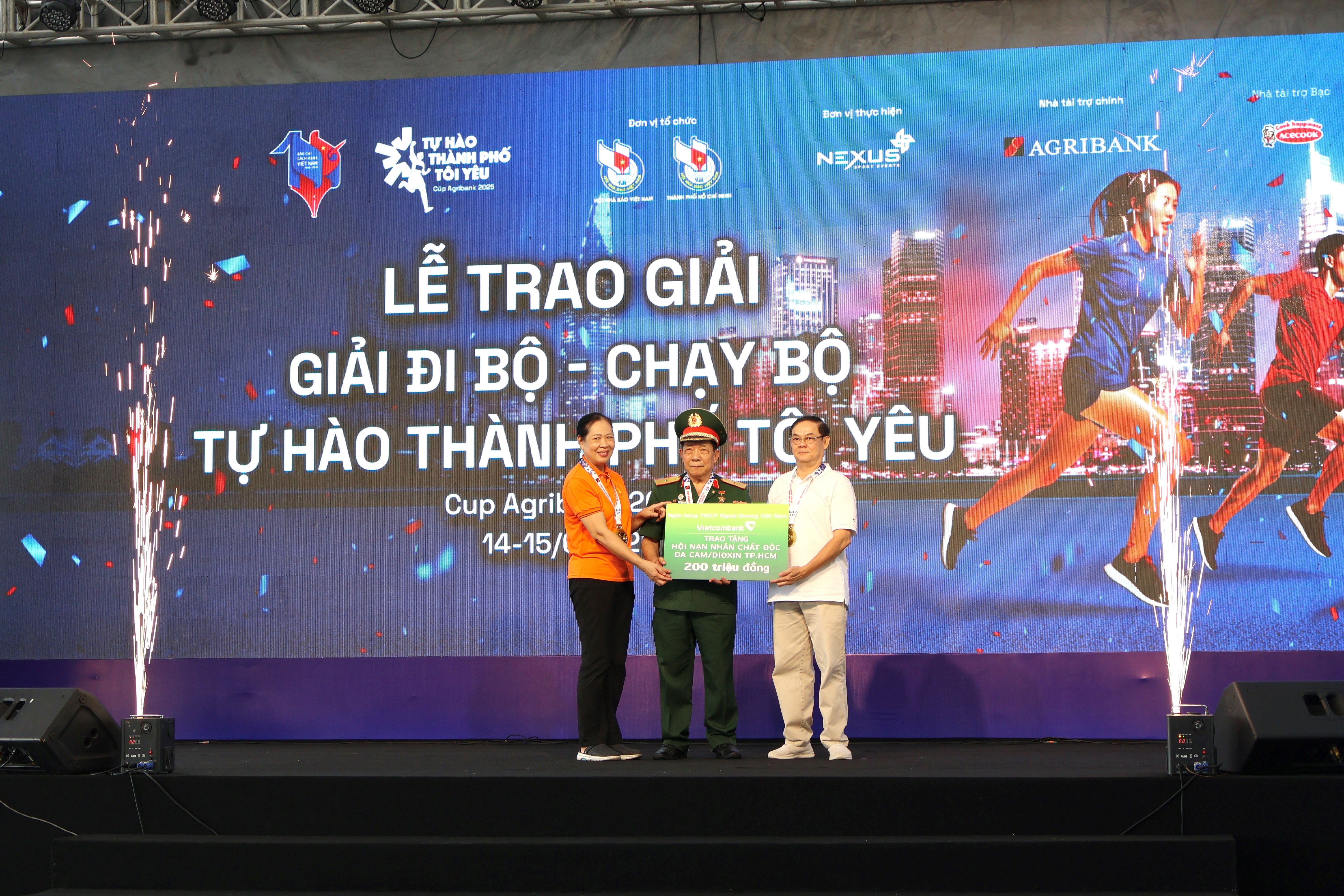 Vietcombank trao 200 triệu đồng hỗ trợ nạn nhân da cam/dioxin có hoàn cảnh khó khăn