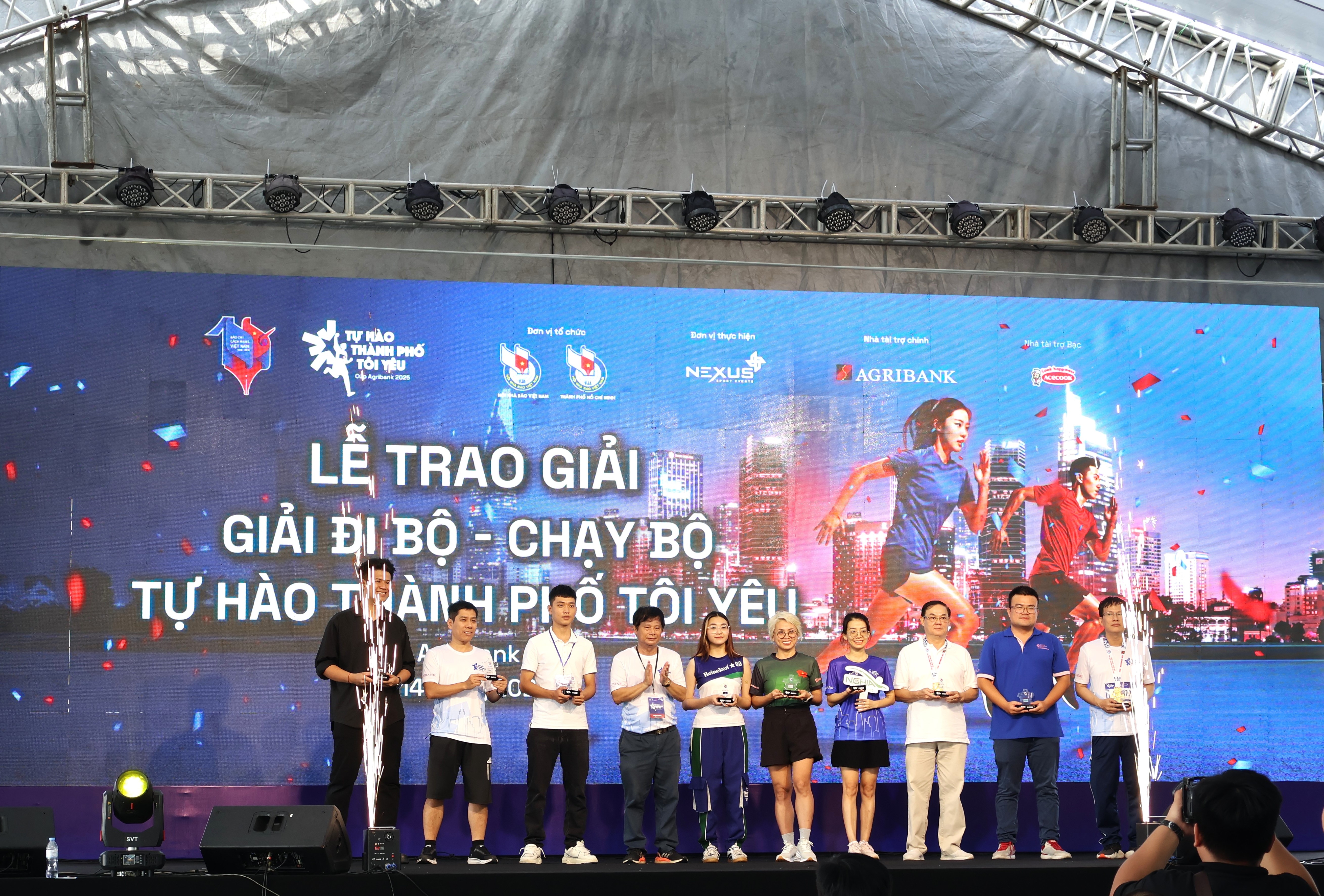 Ban Tổ chức tặng kỷ niệm chương tri ân các đơn vị đồng hành (đại diện Vietcombank đứng thứ 3 từ phải sang)