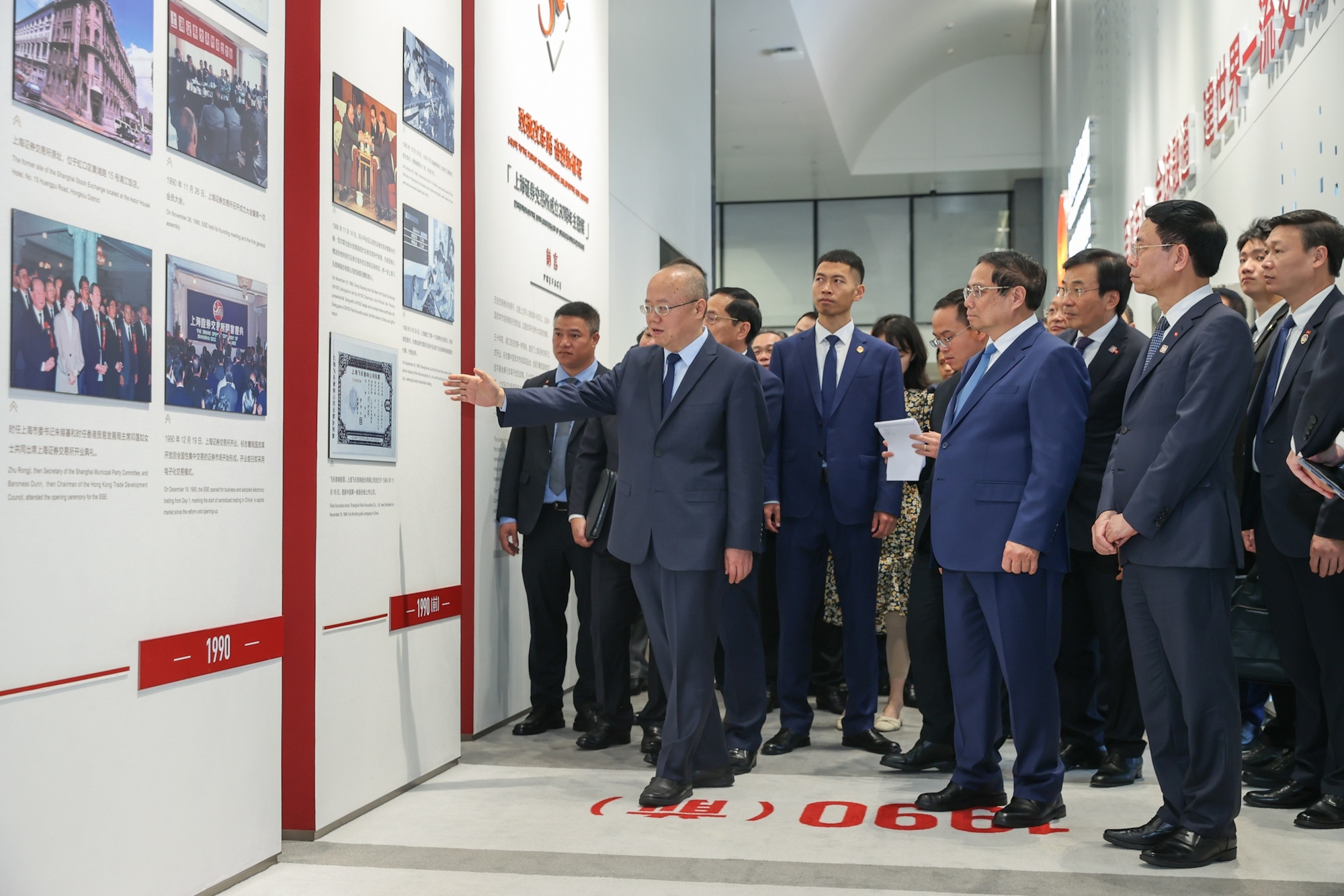 Lãnh đạo SSE giới thiệu với Thủ tướng về lịch sử quá trình hình thành của SSE - Ảnh: VGP/Nhật Bắc