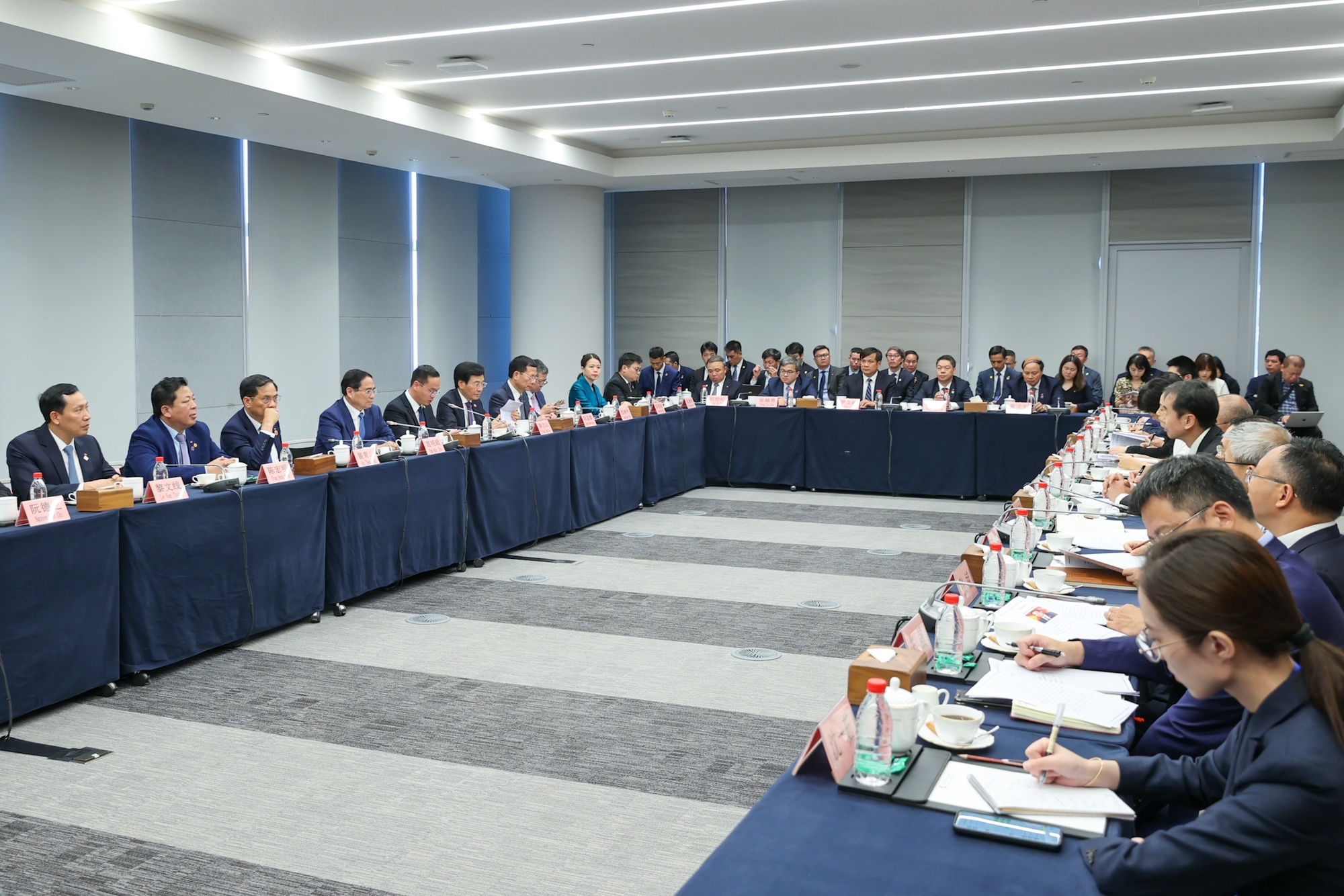 Thủ tướng và đoàn công tác làm việc với lãnh đạo SSE - Ảnh: VGP/Nhật Bắc