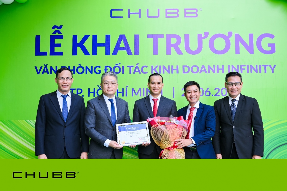 Đại diện Chubb Life Việt Nam trao tặng 30 triệu đồng học bổng và quà tặng cho trẻ em có hoàn cảnh khó khăn tại quận Tân Phú nhân dịp khai trương tại mỗi Văn phòng Đối tác Kinh doanh Infinity TP.HCM