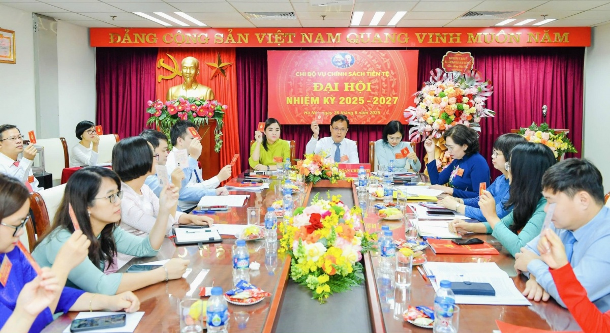 Đảng viên biểu quyết tại Đại hội Đảng viên biểu quyết tại Đại hội