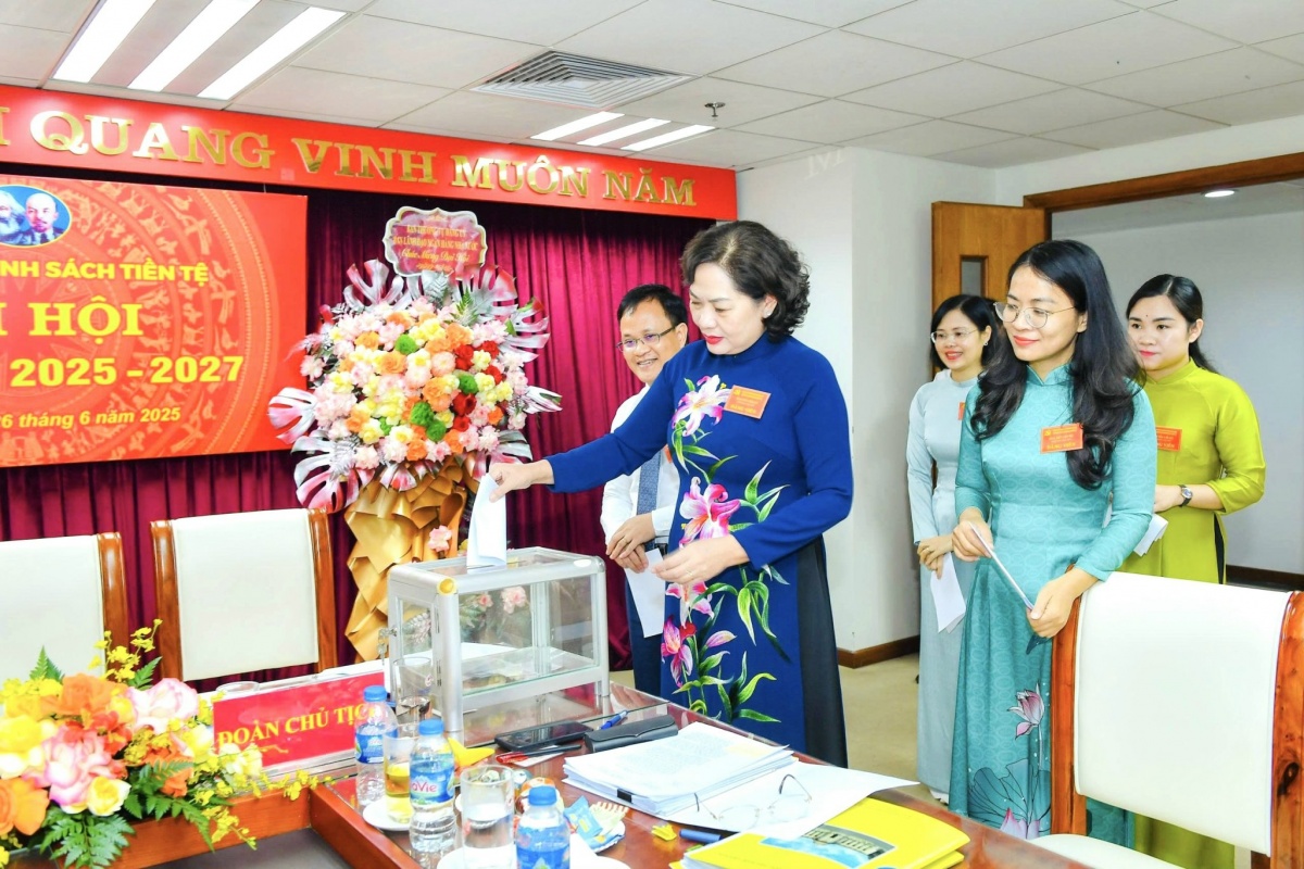 Đảng viên bỏ phiếu bầu cử Đảng viên bỏ phiếu bầu cử