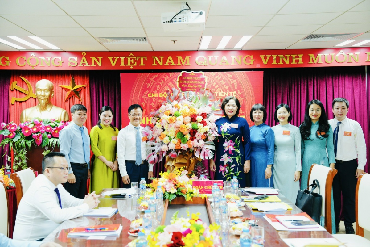 Thay mặt Ban Thường vụ Đảng ủy, Ban Lãnh đạo NHNN, Thống đốc Nguyễn Thị Hồng tặng hoa chúc mừng Đại hội Thay mặt Ban Thường vụ Đảng ủy, Ban Lãnh đạo NHNN, Thống đốc Nguyễn Thị Hồng tặng hoa chúc mừng Đại hội