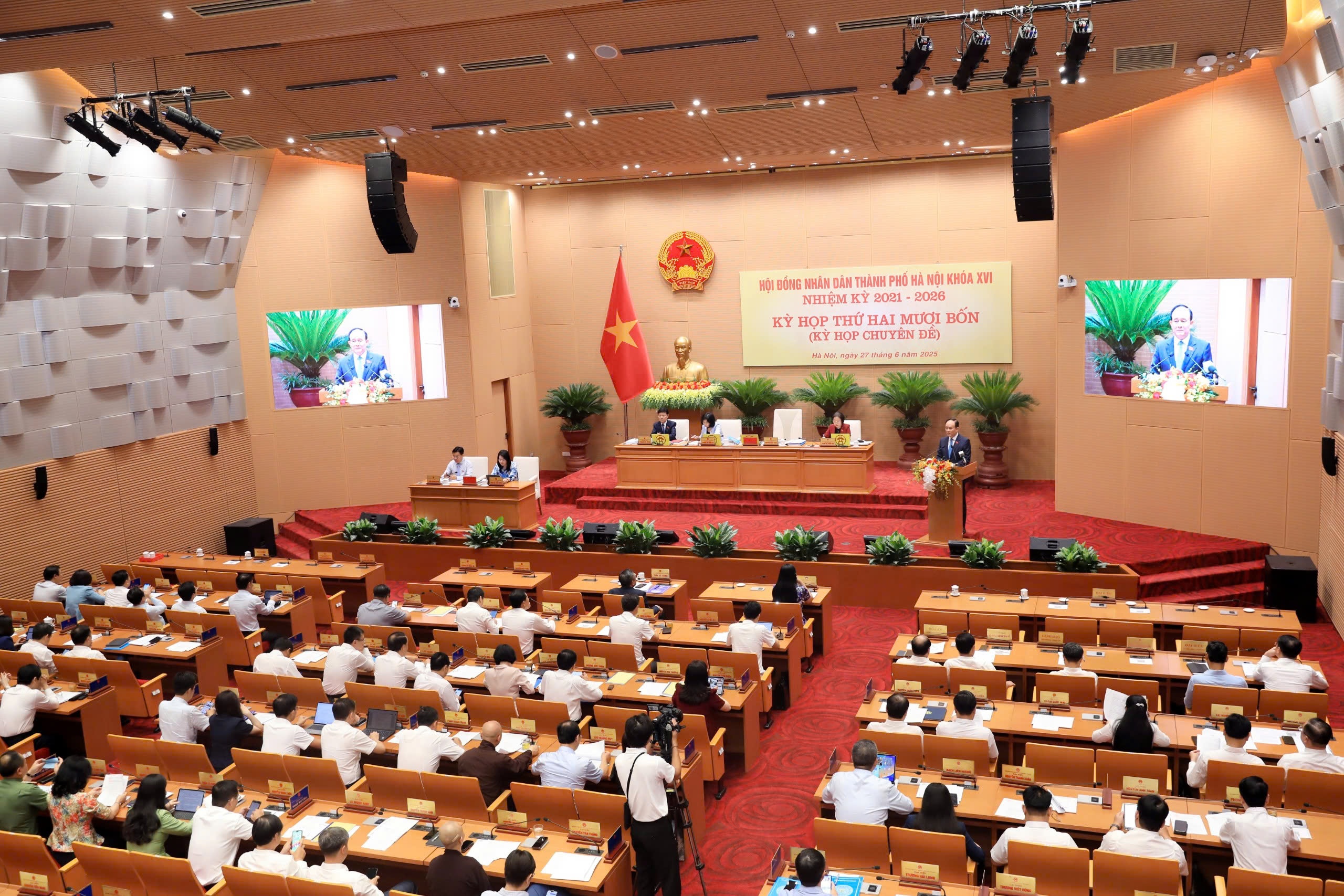 HĐND TP đã thông qua 11 Nghị quyết với tỷ lệ thống nhất cao, đặc biệt là các nội dung để kịp thời vận hành mô hình chính quyền địa phương 2 cấp kể từ ngày 1/7. HĐND TP đã thông qua 11 Nghị quyết với tỷ lệ thống nhất cao, đặc biệt là các nội dung để kịp thời vận hành mô hình chính quyền địa phương 2 cấp kể từ ngày 1/7.