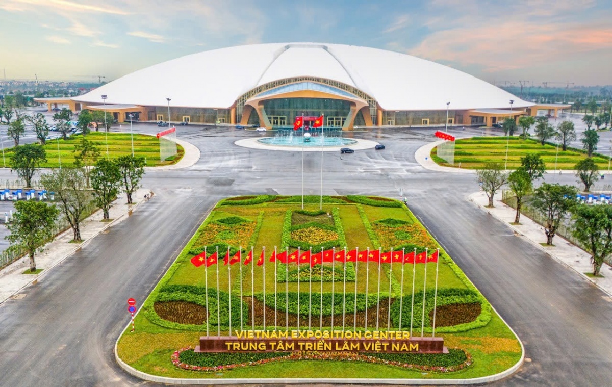 Trung tâm Triển lãm Việt Nam (VEC) có tổng diện tích 900.000m2, quy mô thiết kế lên tới 304.000 m2 diện tích triển lãm trong nhà, nằm trong top 10 tổ hợp trung tâm triển lãm lớn nhất thế giới và lớn nhất Đông Nam Á