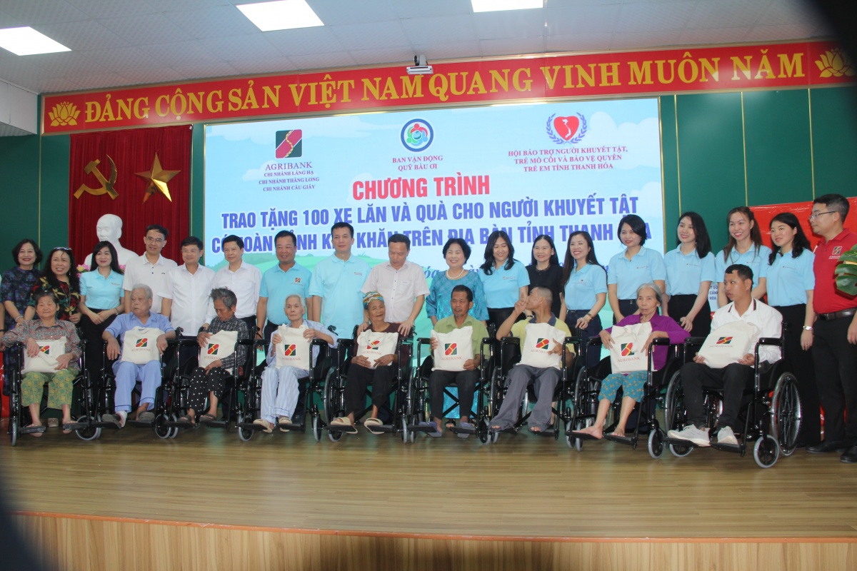 Đại diện Ban Vận động Quỹ Bầu ơi và Hội Bảo trợ Người khuyết tật, trẻ mồ côi và Bảo vệ quyền trẻ em tỉnh Thanh Hóa cùng các nhà tài trợ trao quà cho người khuyết tật