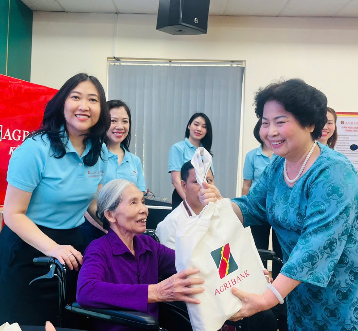 Bà Trương Tuyết Nhung, Trưởng Ban Vận động Quỹ Bầu ơi trao tặng xe lăn và quà cho người khuyết tật