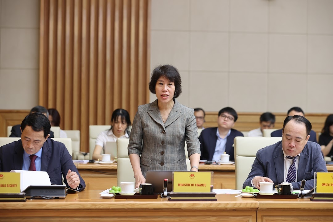 Thứ trưởng Bộ Tài chính Nguyễn Thị Bích Ngọc trao đổi, giải đáp một số kiến nghị của DN Anh tại Tọa đàm - Ảnh: VGP/Nhật Bắc