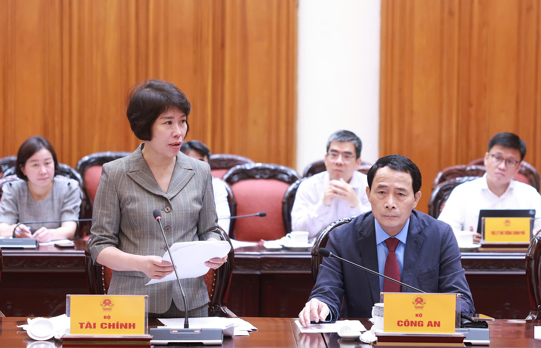 Đại diện Bộ Tài chính phát biểu tại phiên họp - Ảnh: VGP/Nhật Bắc