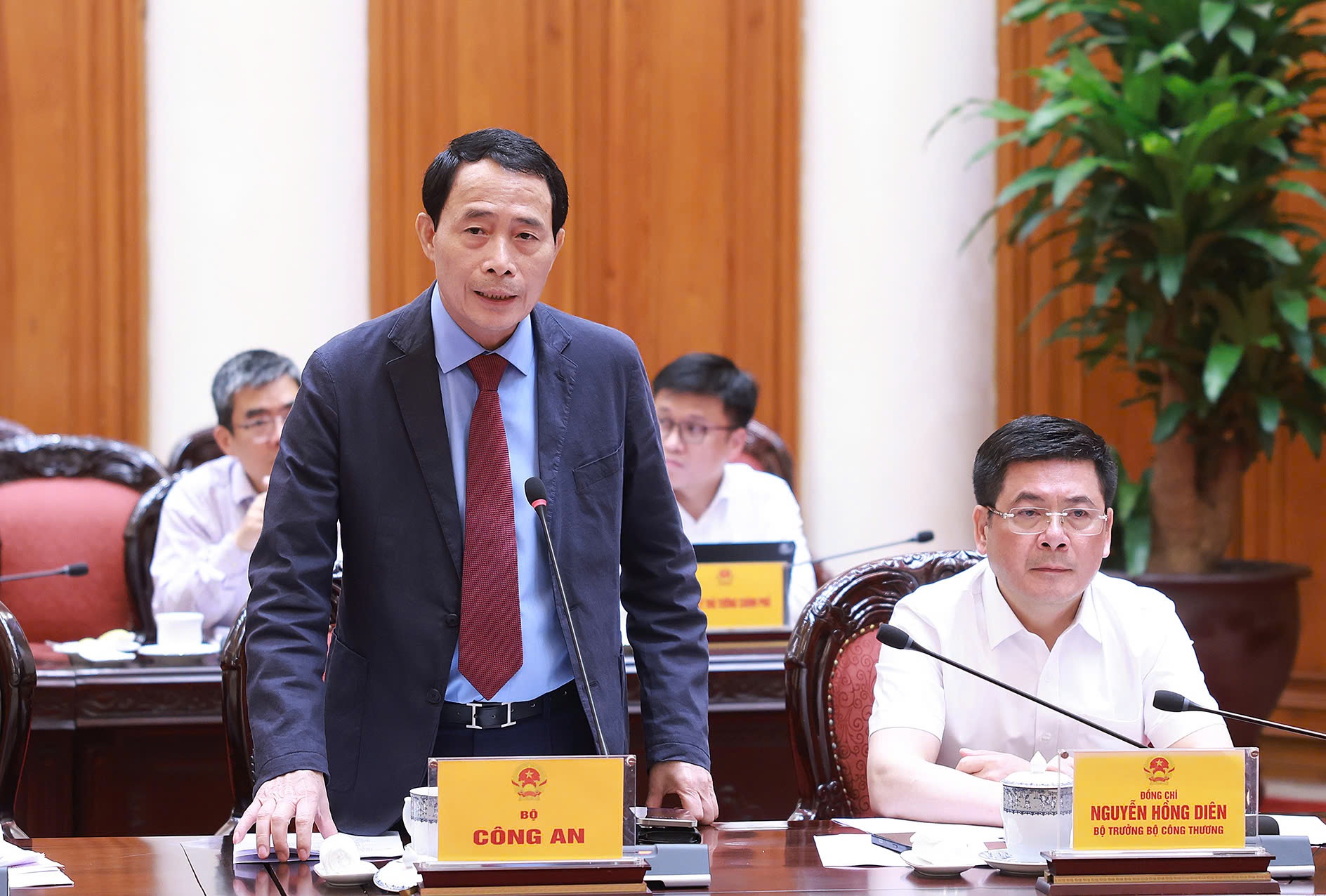 Đại diện Bộ Công an phát biểu tại phiên họp - Ảnh: VGP/Nhật Bắc