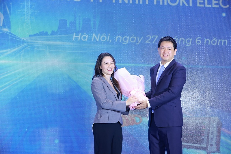 5. Bà Nguyễn Thanh Hằng, Giám đốc Công ty Cổ phần Thiết bị Thắng Lợi, nhà phân phối Hioki tại Việt Nam hơn 30 năm qua và Ông Kazuhiro Takezawa