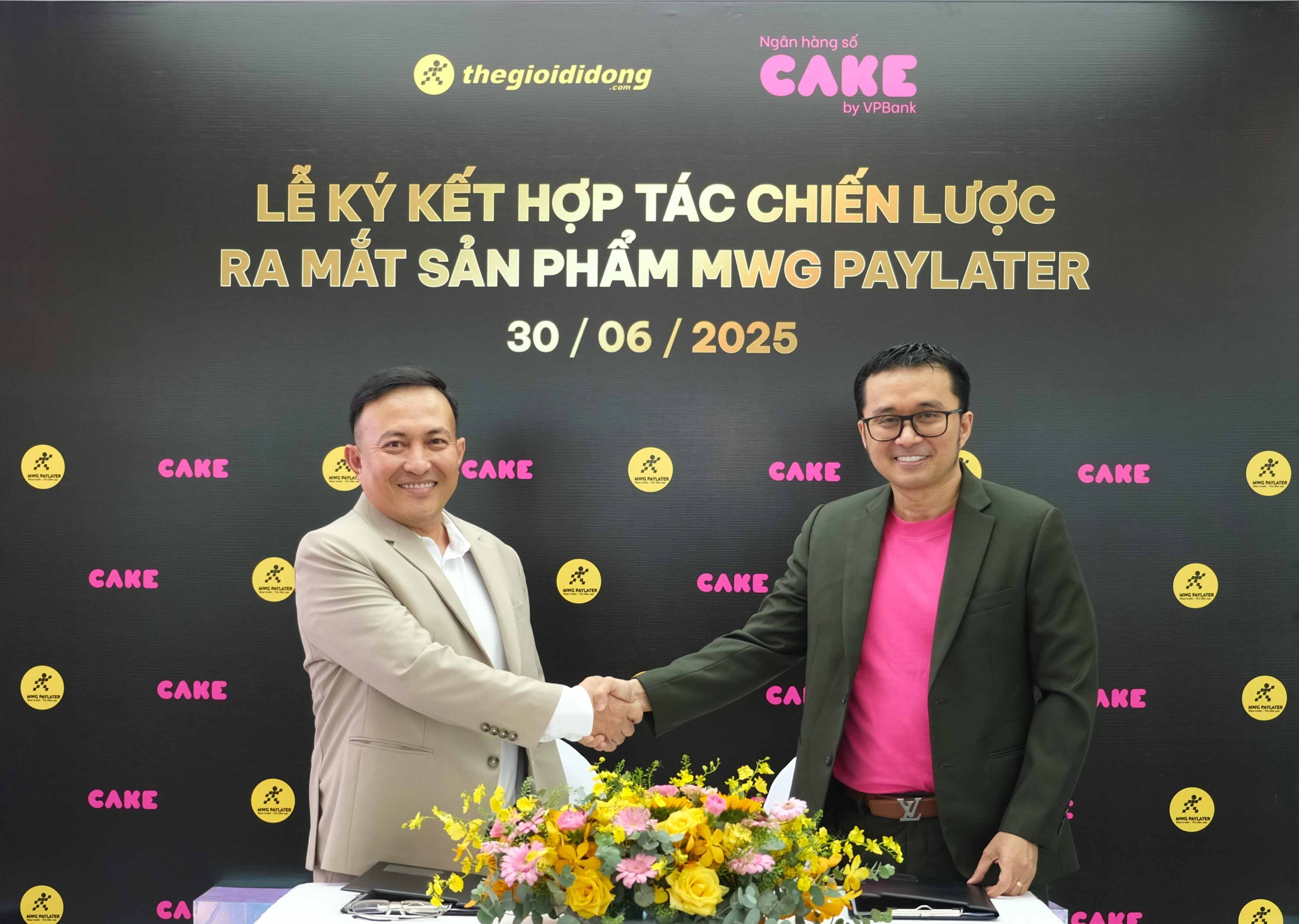 Ông Trương Hồng Hoàng, Giám đốc Phát triển kinh doanh ngành hàng dịch vụ của Thế Giới Di Động và ông Nguyễn Hữu Quang (bìa phải) – CEO Ngân hàng số Cake công bố ra mắt sản phẩm MWG Paylater.