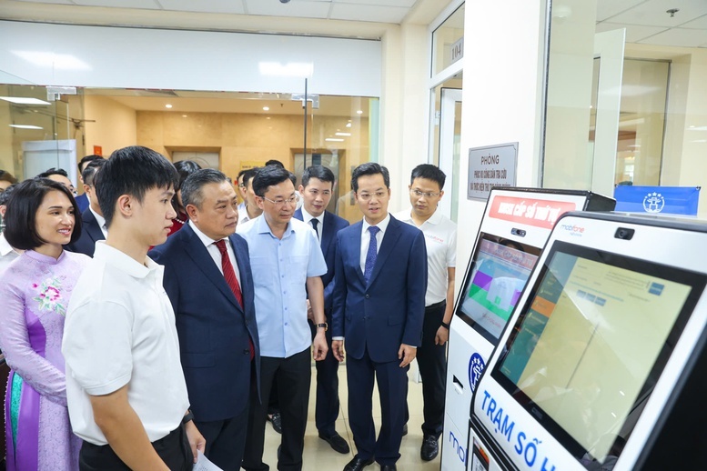 Lãnh đạo UBND TP. Hà Nội cùng lãnh đạo Tổng công ty Viễn thông MobiFone kiểm tra Hệ thống thông tin giải quyết thủ tục hành chính