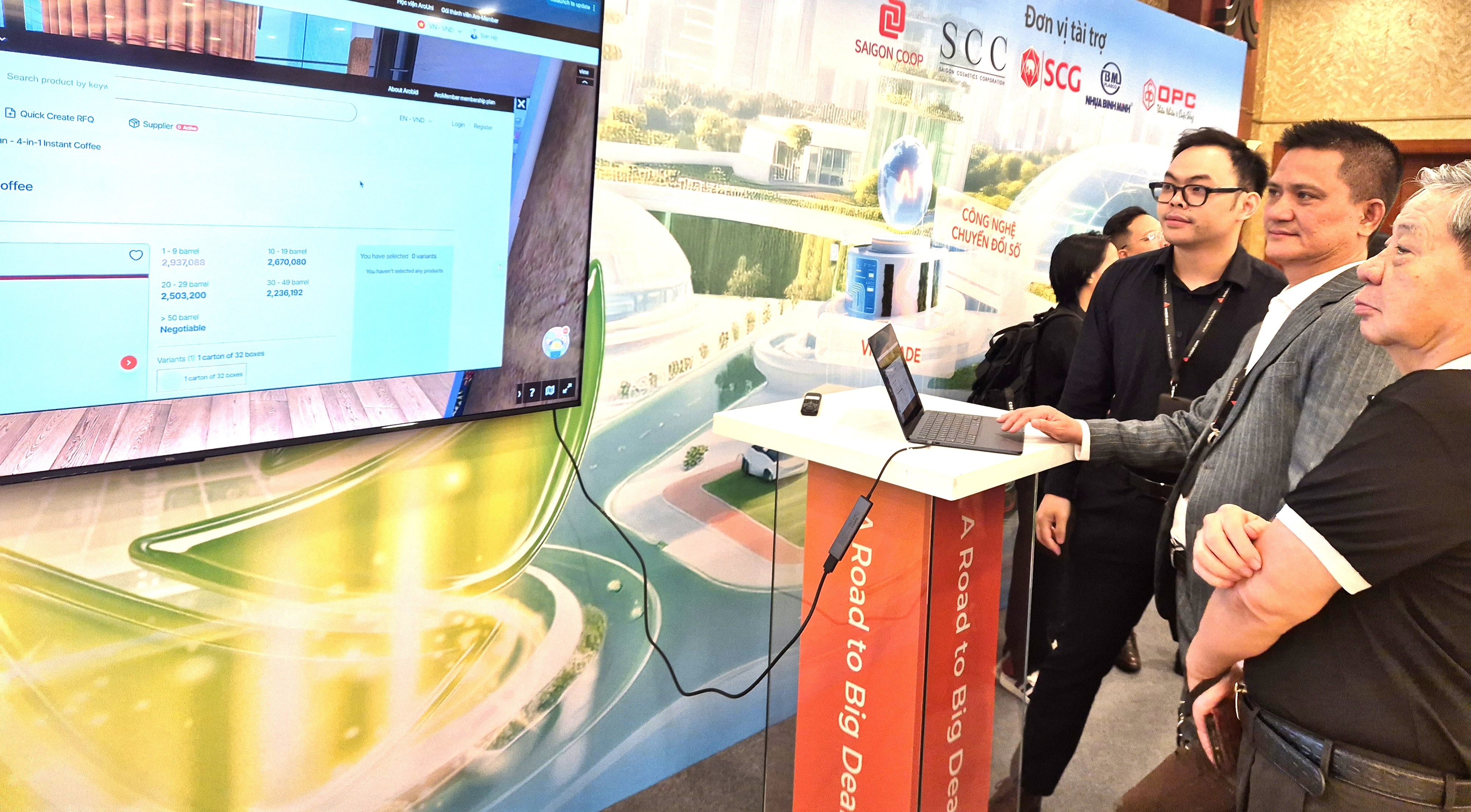 các doanh nghiệp tìm hiểu sàn thương mại điện tử B2B xanh đầu tiên tại Việt Nam tại diễn đàn Thương mại xanh 2025