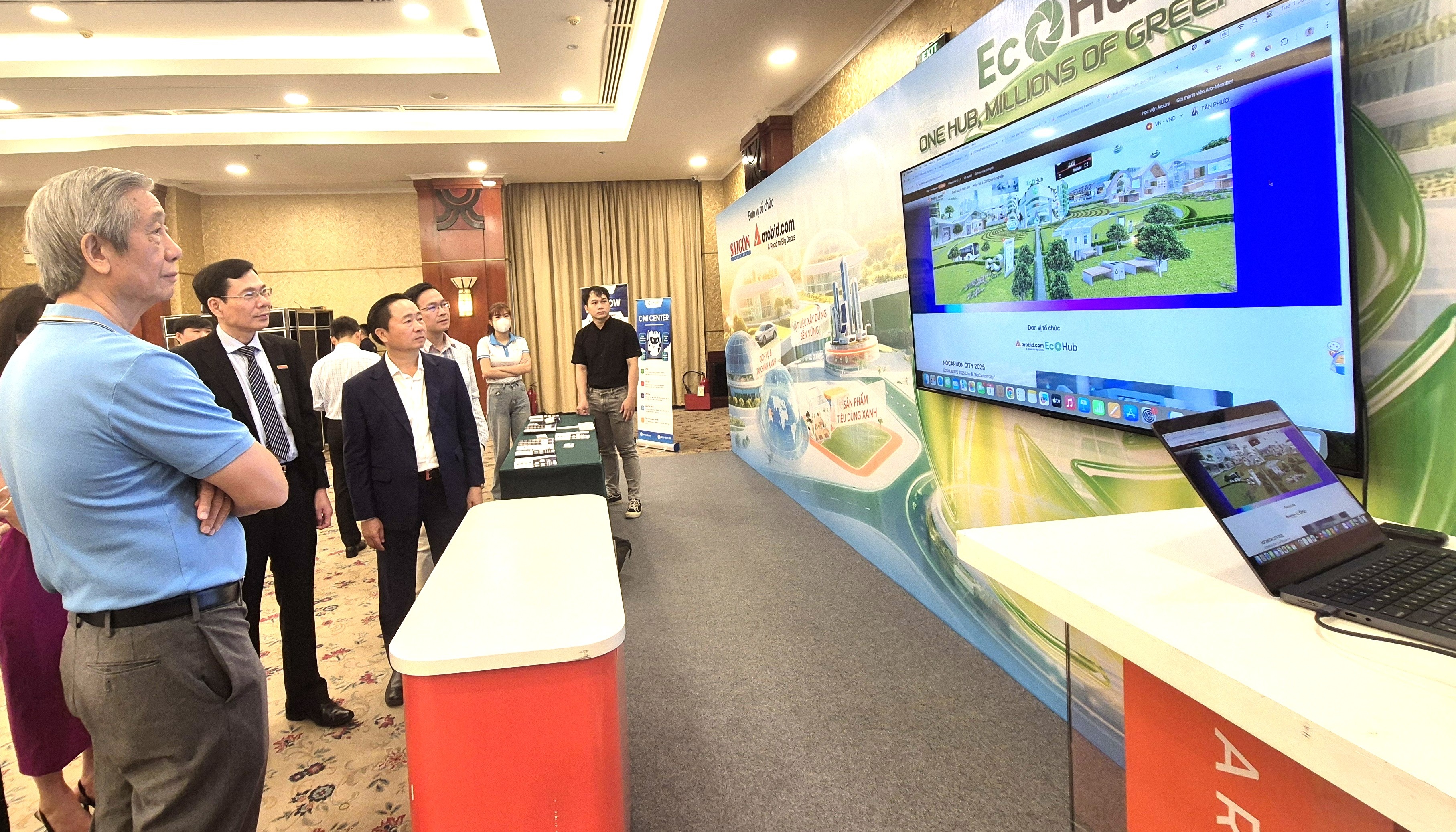 Ban Tổ chức diễn đàn Thươn mại xanh đang tìm hiểu cách vận hành sàn thương mại điện tử B2B xanh đầu tiên tại Việt Nam 