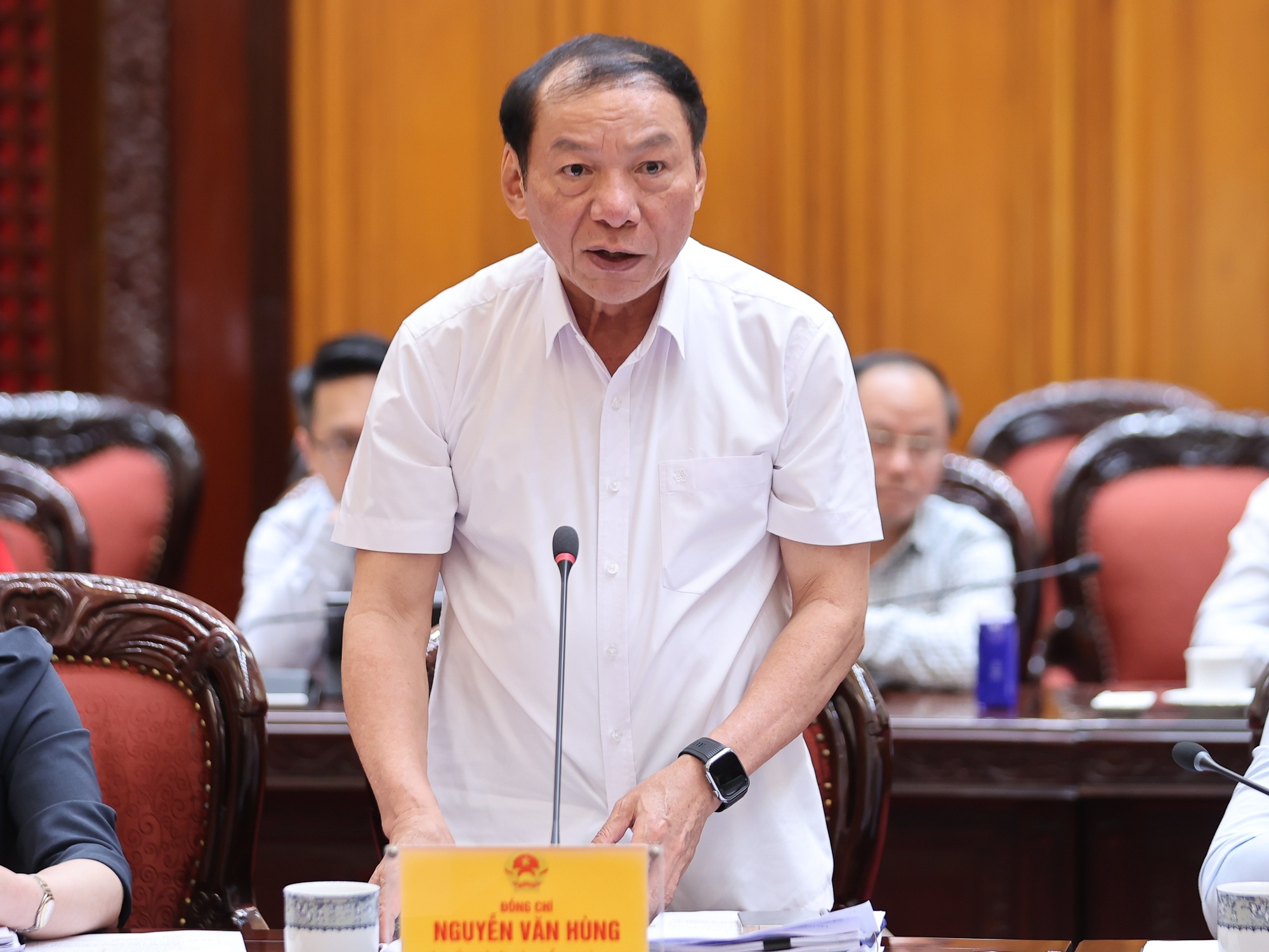 Bộ trưởng Bộ Văn hóa, Thể thao và Du lịch Nguyễn Văn Hùng báo cáo tại cuộc họp - Ảnh: VGP/Nhật Bắc Bộ trưởng Bộ Văn hóa, Thể thao và Du lịch Nguyễn Văn Hùng báo cáo tại cuộc họp - Ảnh: VGP/Nhật Bắc