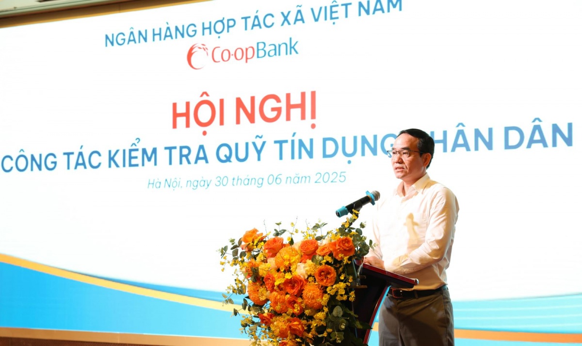 Ông Hoàng Việt Dũng - Phó Cục Trưởng Cục An toàn hệ thống các Tổ chức tín dụng NHNN trình bày bản Dự thảo “Đề án cơ cấu lại tổng thể hệ thống QTDND và Co-opBank giai đoạn 2025 - 2030, định hướng đến 2045” tại Hội nghị Ông Hoàng Việt Dũng - Phó Cục Trưởng Cục An toàn hệ thống các Tổ chức tín dụng NHNN trình bày bản Dự thảo “Đề án cơ cấu lại tổng thể hệ thống QTDND và Co-opBank giai đoạn 2025 - 2030, định hướng đến 2045” tại Hội nghị