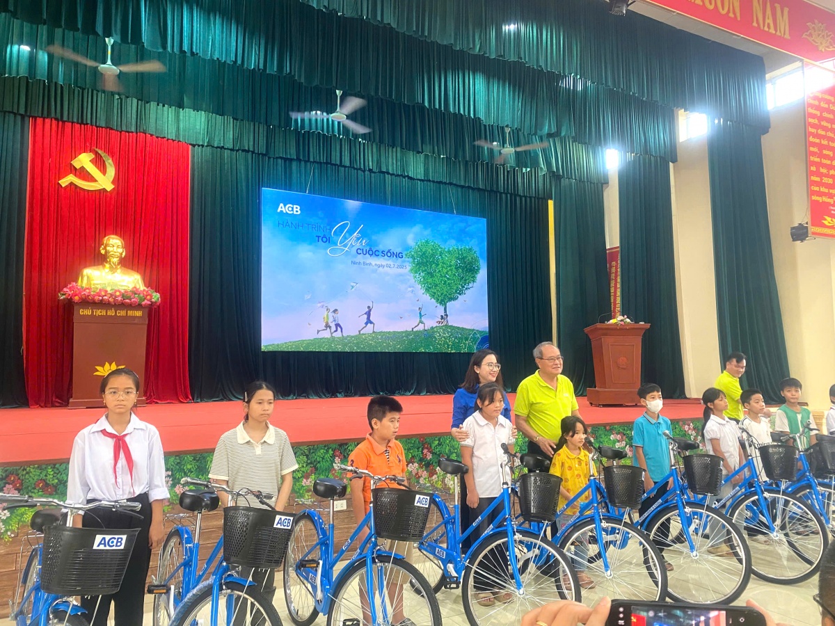 ông Nguyễn Thành Long - Phó Chủ tịch thường trực Hội đồng quản trị ACB ơi trao tặng xe đap ông Nguyễn Thành Long - Phó Chủ tịch thường trực Hội đồng quản trị ACB ơi trao tặng xe đap