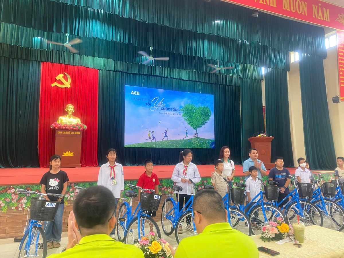 ACB lan tỏa yêu thương qua chương trình “Hành trình Tôi yêu Cuộc sống 2025” ACB lan tỏa yêu thương qua chương trình “Hành trình Tôi yêu Cuộc sống 2025”