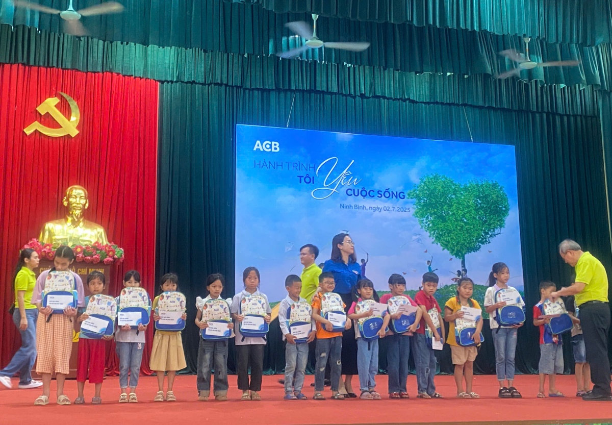 ACB lan tỏa yêu thương qua chương trình “Hành trình Tôi yêu Cuộc sống 2025” ACB lan tỏa yêu thương qua chương trình “Hành trình Tôi yêu Cuộc sống 2025”