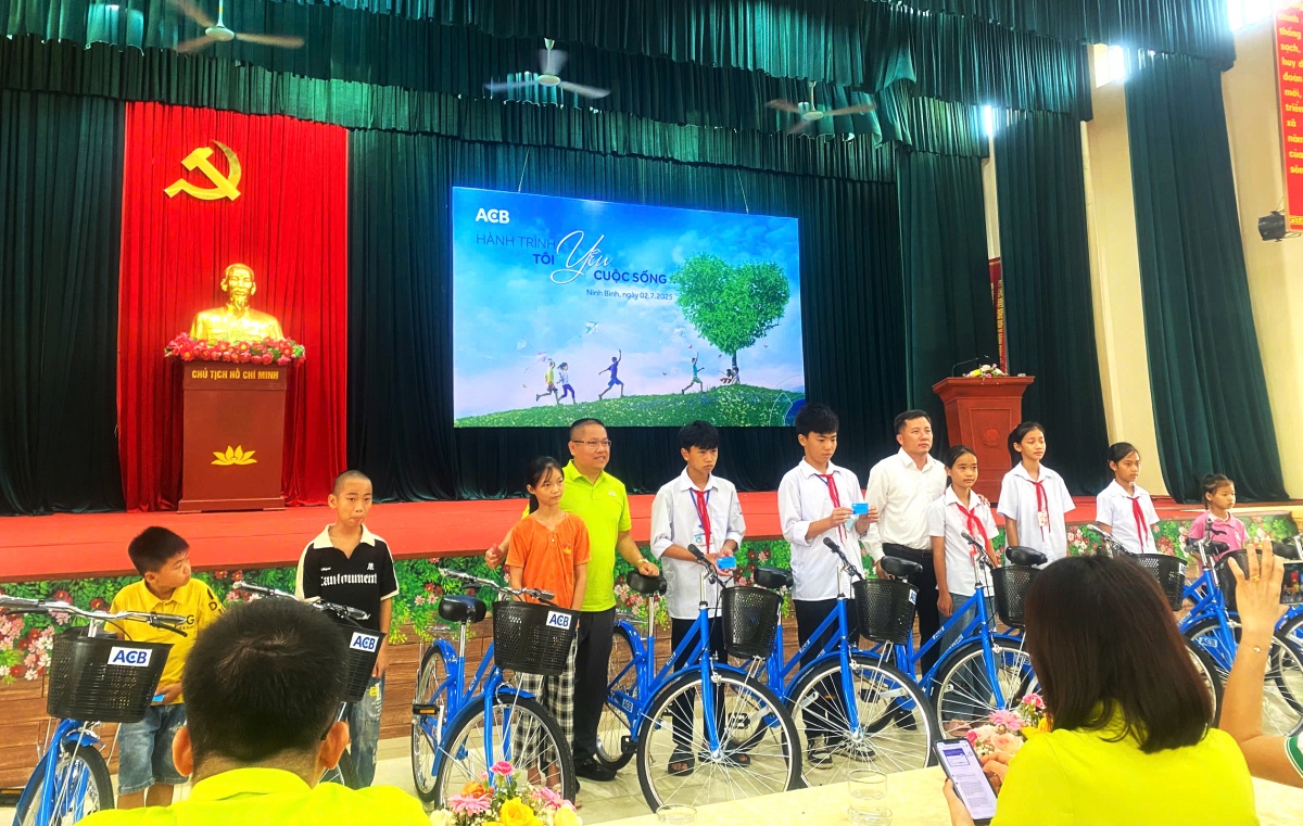 ACB lan tỏa yêu thương qua chương trình “Hành trình Tôi yêu Cuộc sống 2025” ACB lan tỏa yêu thương qua chương trình “Hành trình Tôi yêu Cuộc sống 2025”