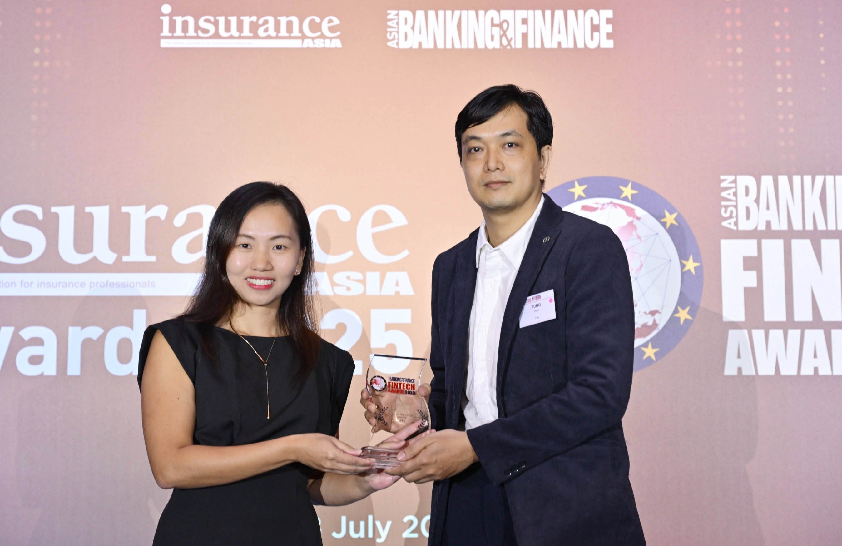 Ông Phạm Thanh Tùng - Đại diện F88 nhận ba giải thưởng tại Lễ trao giải ABF 2025