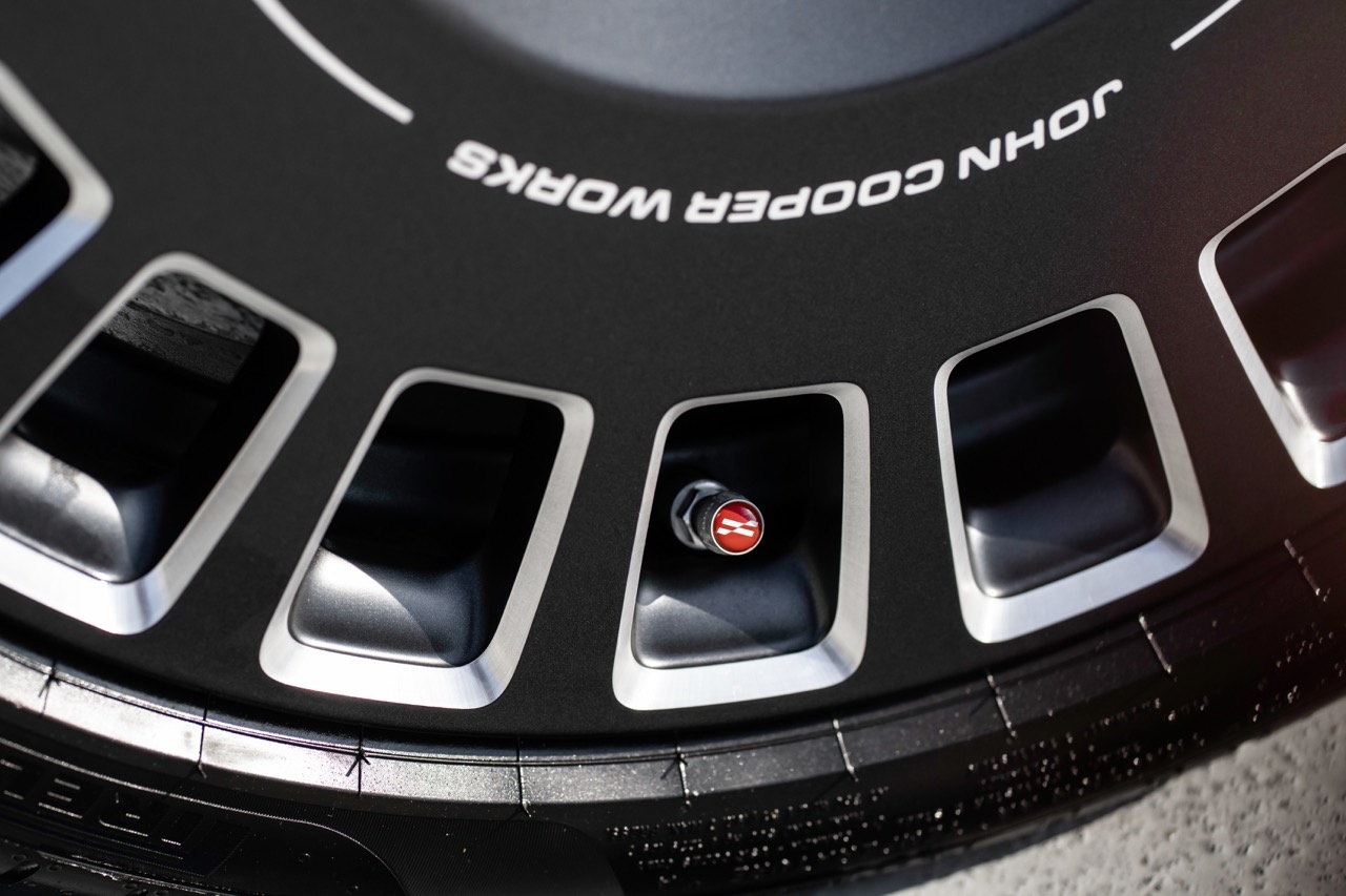 MINI giới thiệu loạt phụ kiện mới cho dòng John Cooper Works