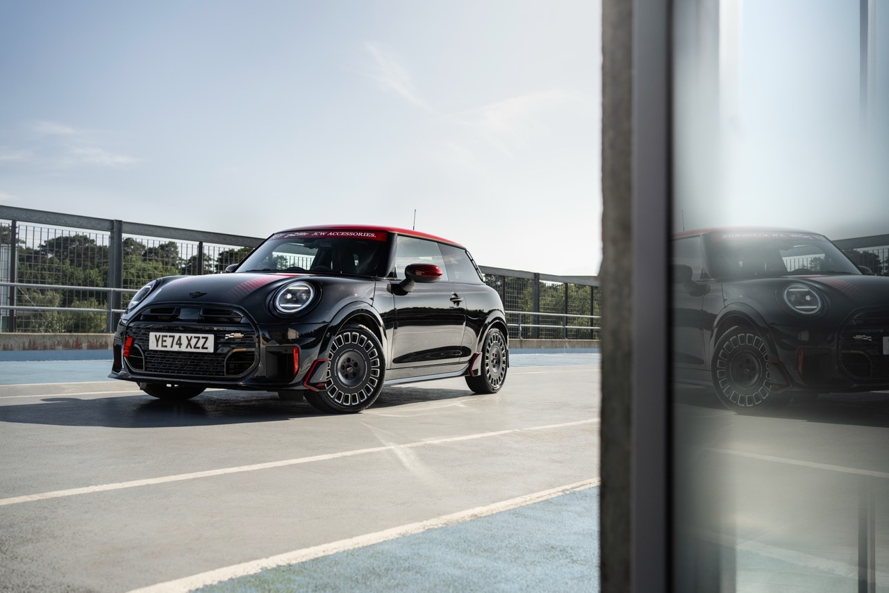 MINI giới thiệu loạt phụ kiện mới cho dòng John Cooper Works