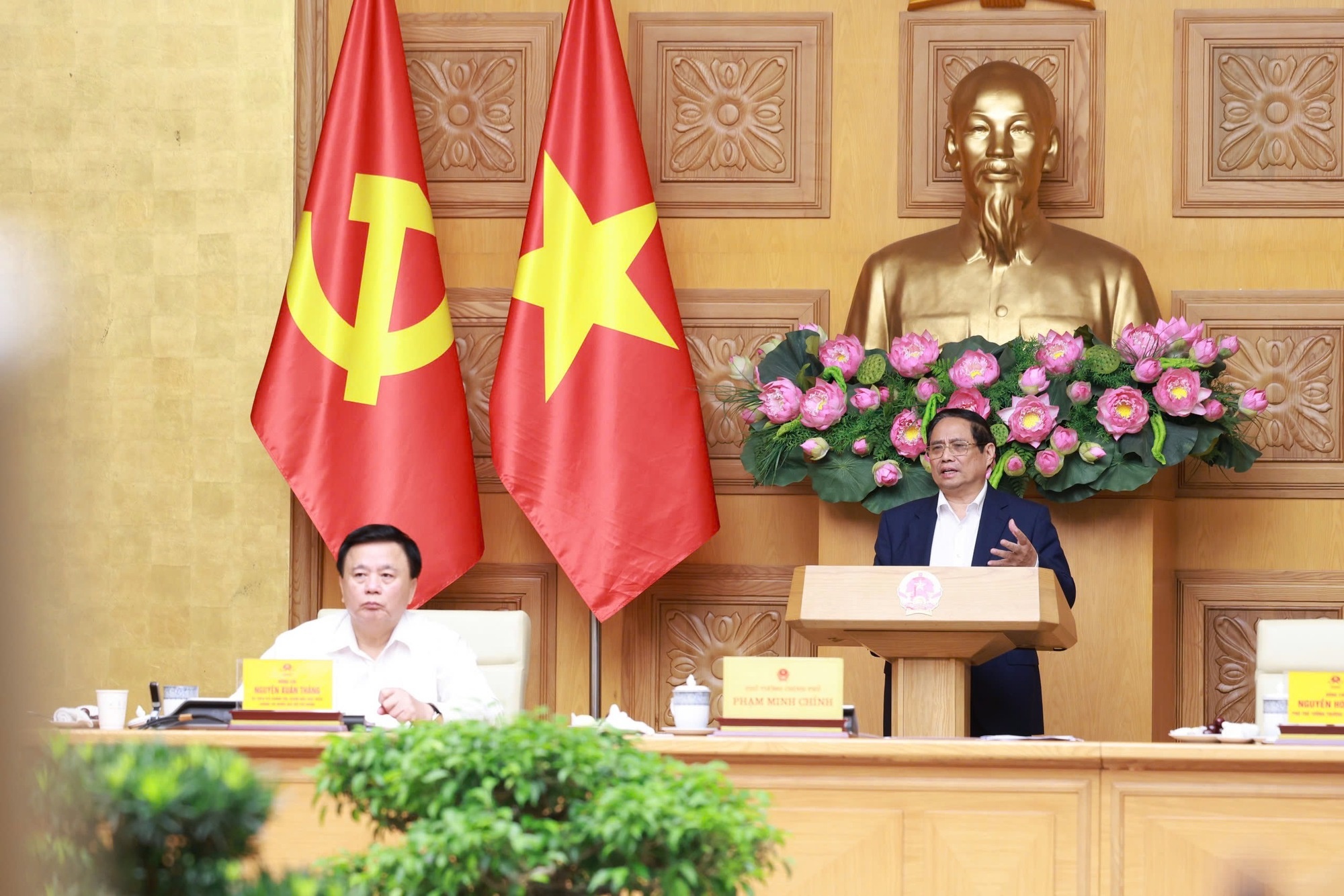 Thủ tướng chỉ đạo các thành viên Tiểu ban Kinh tế-xã hội, Tổ Biên tập và các cơ quan liên quan khẩn trương, nghiêm túc tiếp thu ý kiến góp ý để hoàn thiện thêm một bước Báo cáo Kinh tế-xã hội và các tài liệu của Tiểu ban để trình cấp có thẩm quyền - Ảnh: 