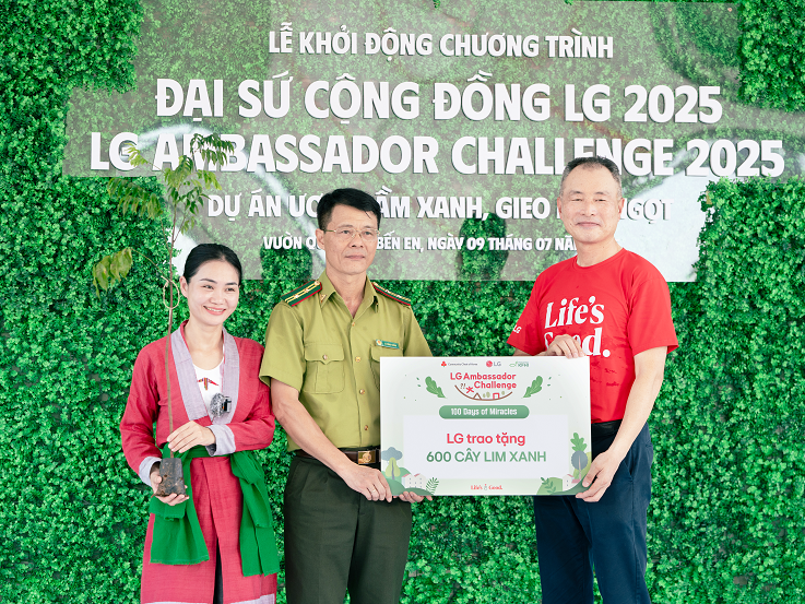 Ông Song Ikhwan đại diện LG trao tặng 600 cây lim xanh