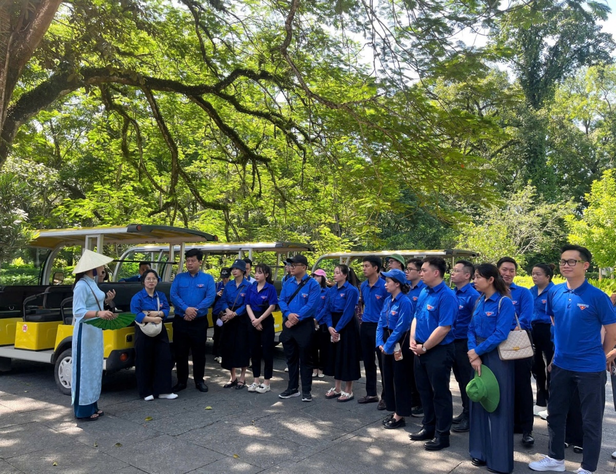 Đoàn lắng nghe thuyết minh về cố đô Lam Kinh và những công lao to lớn của vương triều Hậu Lê Đoàn lắng nghe thuyết minh về cố đô Lam Kinh và những công lao to lớn của vương triều Hậu Lê