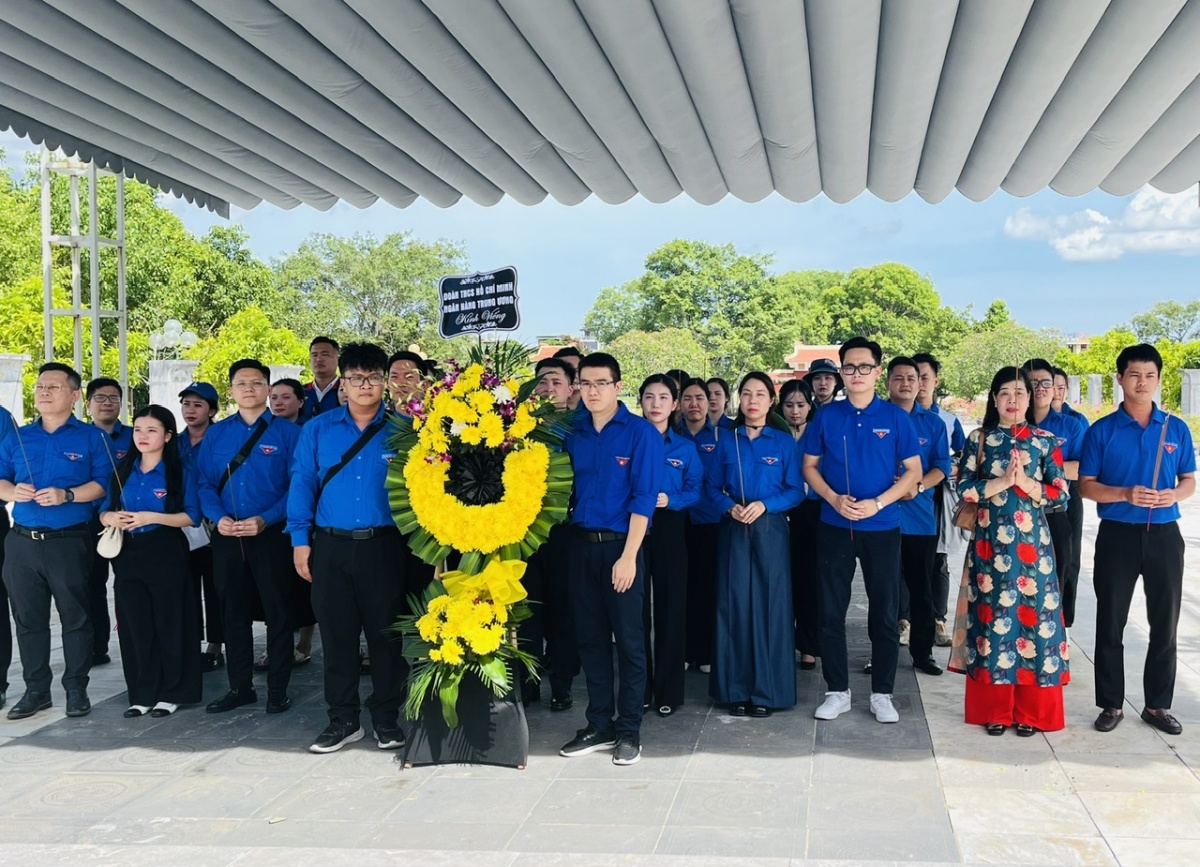 Đoàn dâng hương, dâng hoa tưởng nhớ các anh hùng liệt sĩ an nghỉ tại Nghĩa trang liệt sĩ Hàm Rồng Đoàn dâng hương, dâng hoa tưởng nhớ các anh hùng liệt sĩ an nghỉ tại Nghĩa trang liệt sĩ Hàm Rồng