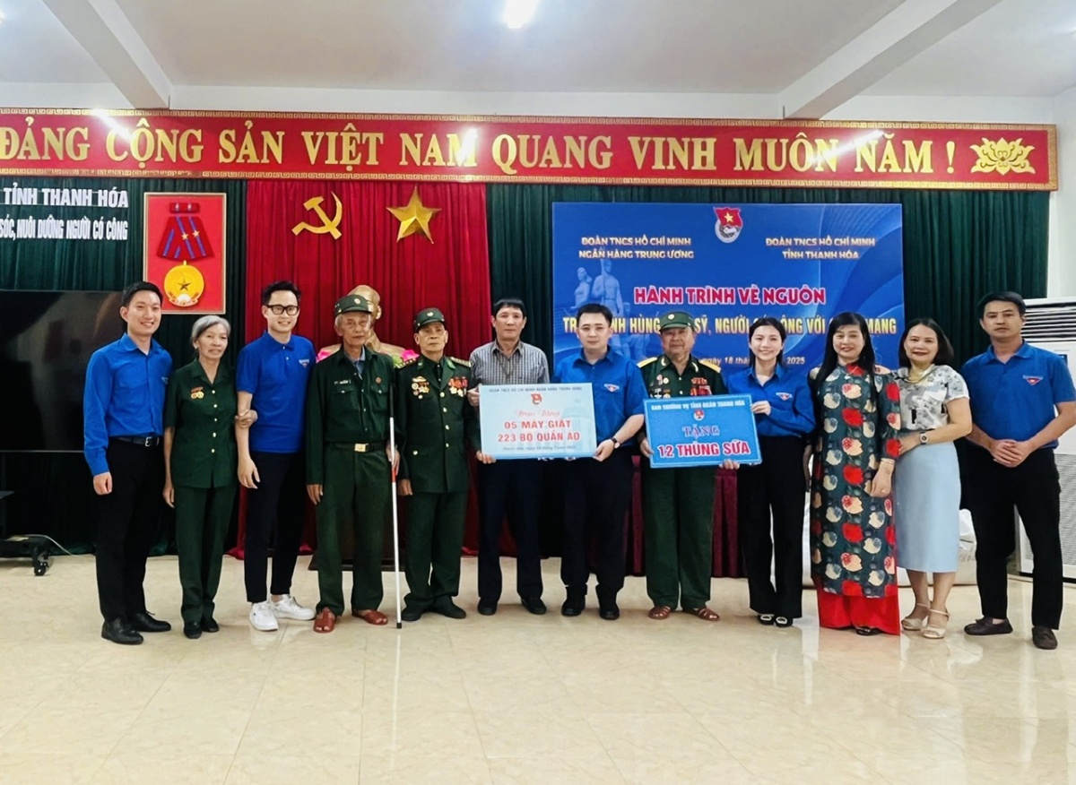 Những phần quà nhỏ gửi gắm sự tri ân, trân trọng của đoàn công tác tới các cựu chiến binh, thân nhân người có công với Cách mạng tại Trung tâm Chăm sóc và nuôi dưỡng người có công tỉnh Thanh Hóa Những phần quà nhỏ gửi gắm sự tri ân, trân trọng của đoàn công tác tới các cựu chiến binh, thân nhân người có công với Cách mạng tại Trung tâm Chăm sóc và nuôi dưỡng người có công tỉnh Thanh Hóa