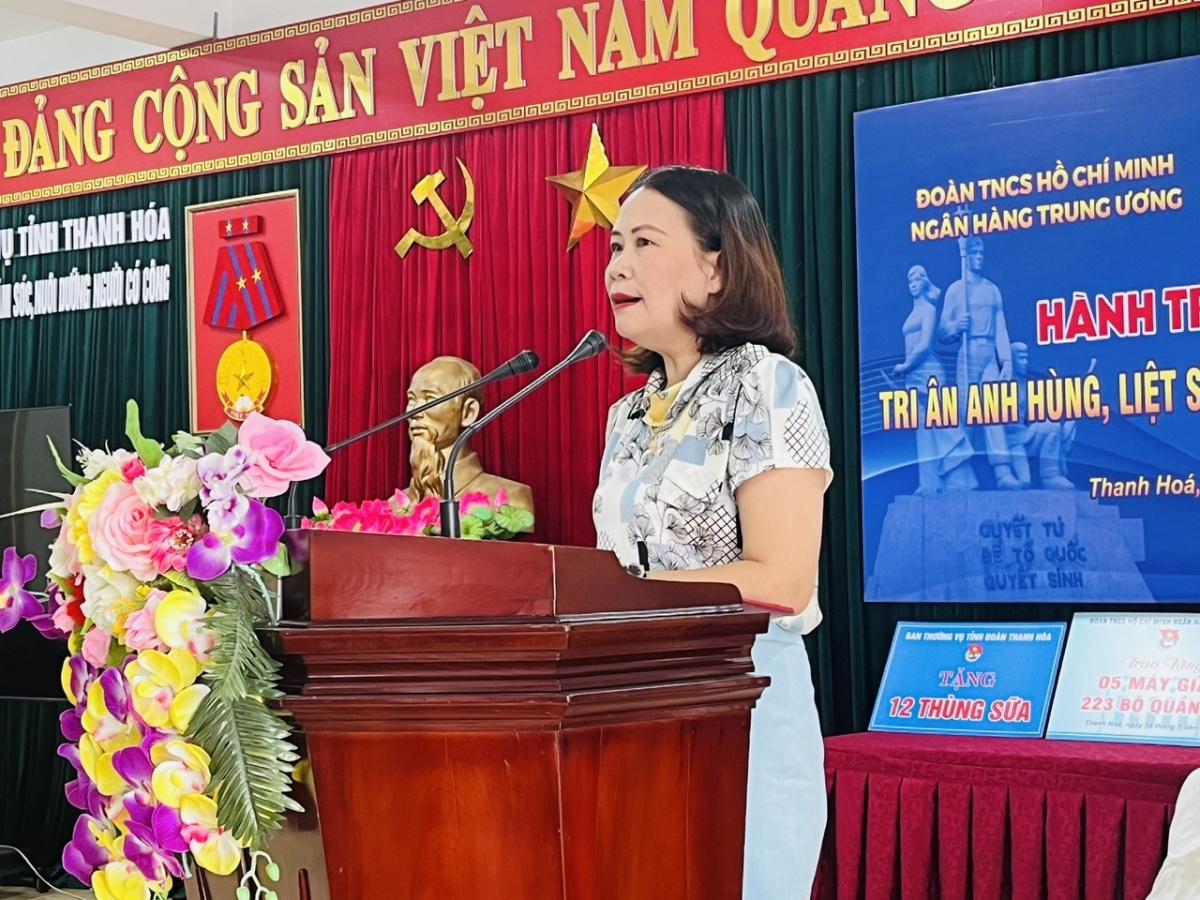 Đồng chí Cao Thị Lý - Phó Trung tâm Chăm sóc và nuôi dưỡng người có công tỉnh Thanh Hóa phát biểu tại Chương trình Đồng chí Cao Thị Lý - Phó Trung tâm Chăm sóc và nuôi dưỡng người có công tỉnh Thanh Hóa phát biểu tại Chương trình