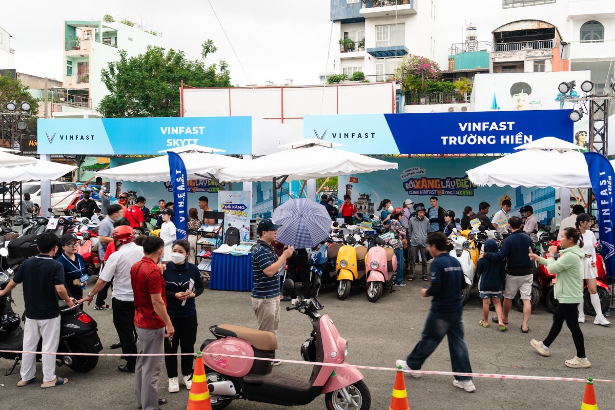 Gian hàng các đại lý VinFast tại Công viên Đầm Sen (TP.HCM) đã đông người tham quan từ sáng sớm