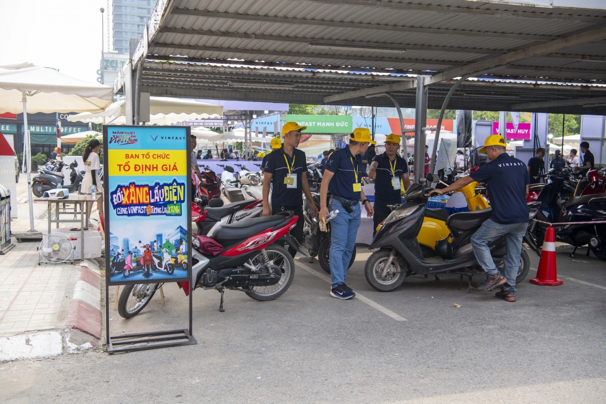 Những chiếc xe máy xăng được người dân mang tới thẩm định phủ kín bãi xe ở Hà Nội