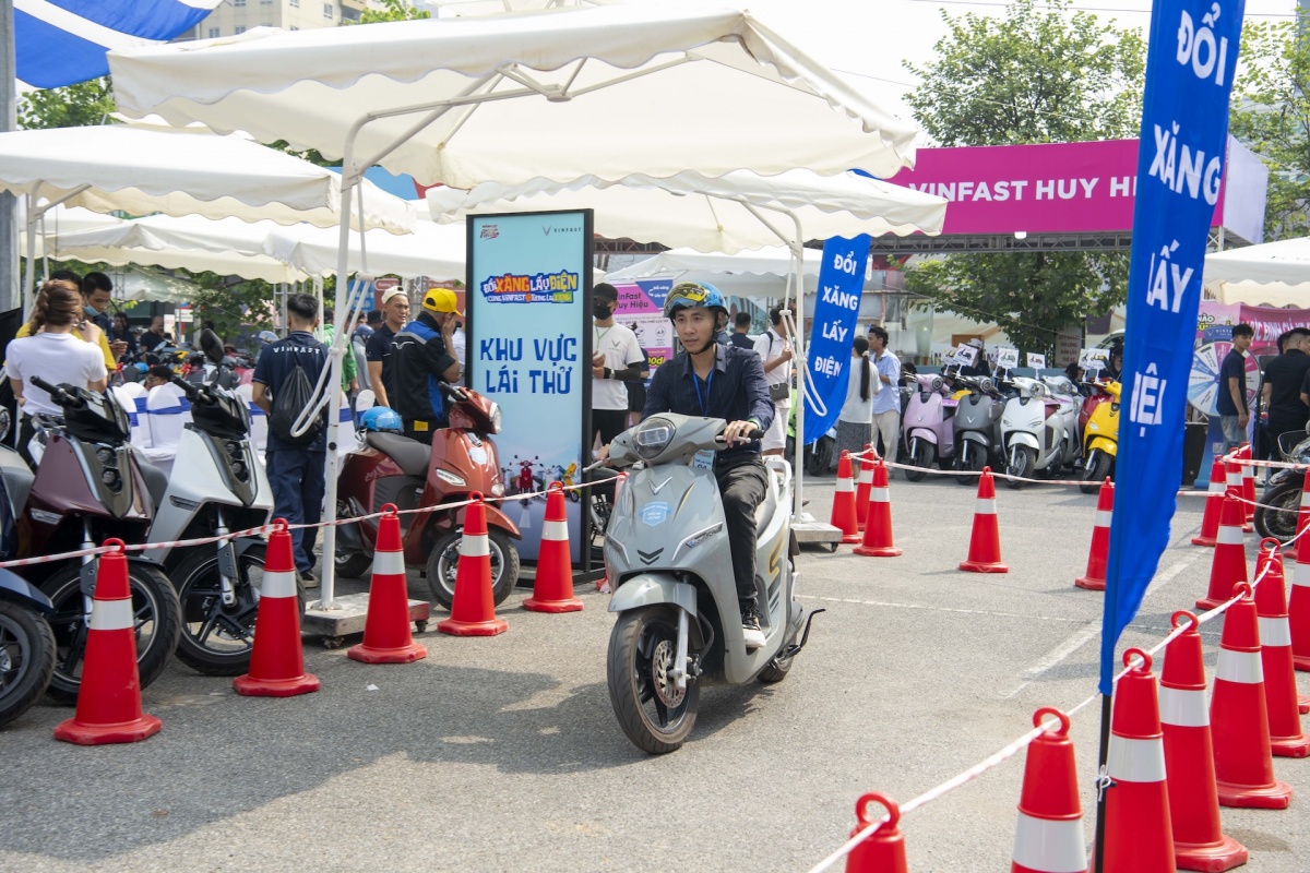 Anh Trần Đức Dương (Hà Nội) đang lái thử xe máy điện VinFast