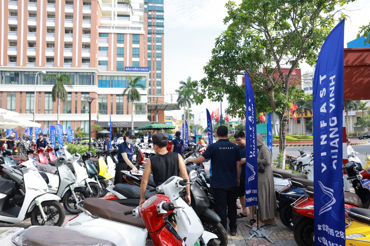 Sự kiện “Đổi xăng lấy điện” mang tới cơ hội lái thử, đổi xe dễ dàng cho người dân Hưng Yên