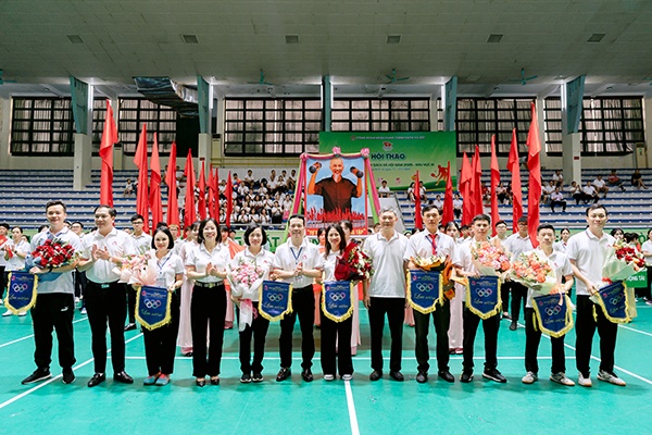 Ban tổ chức trao cờ lưu niệm cho các đội tham gia Hội thao Ban tổ chức trao cờ lưu niệm cho các đội tham gia Hội thao