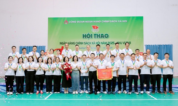 Ban tổ chức Hội thao khu vực III trao giải Nhất cho đoàn chi nhánh NHCSXH tỉnh Lạng Sơn Ban tổ chức Hội thao khu vực III trao giải Nhất cho đoàn chi nhánh NHCSXH tỉnh Lạng Sơn
