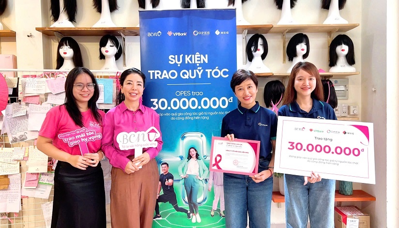 Đại diện OPES nhận chứng nhận Nhà tài trợ cho Thư viện tóc dành cho bệnh nhân ung thư