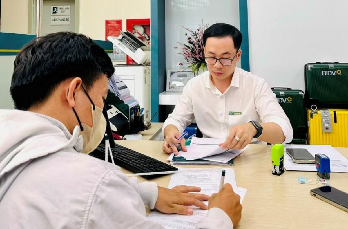 Khách hàng giao dịch tại BIDV khu vực KCN Sóng Thần Khách hàng giao dịch tại BIDV khu vực KCN Sóng Thần