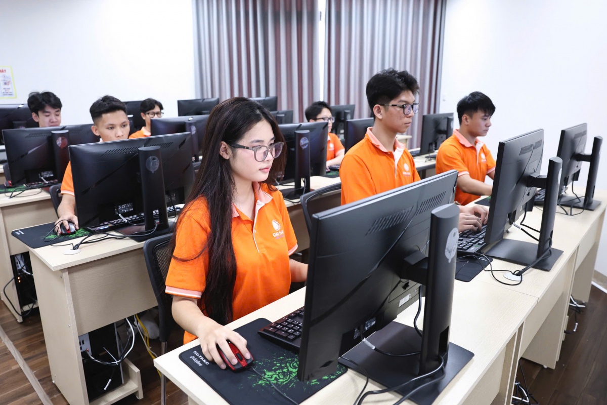 Hơn 50% thời lượng được thực hành trong phòng Fintech Lab hiện đại